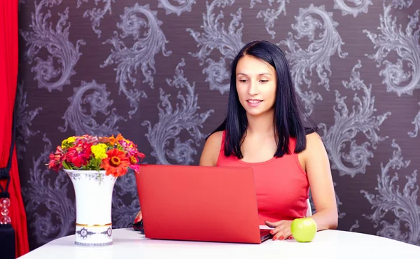 Mulher trabalhando no laptop em casa — Fotografia de Stock