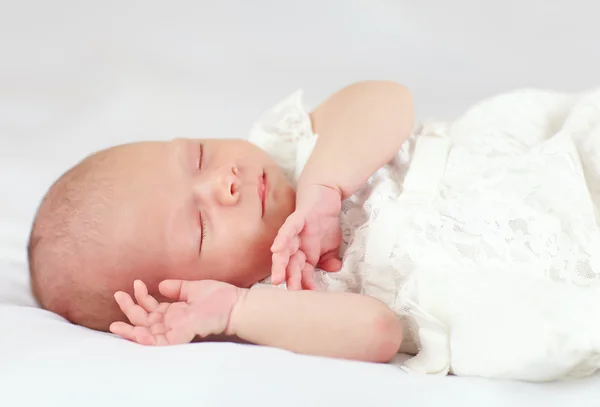 Schönes kleines Mädchen schlafend, drei Wochen alt — Stockfoto