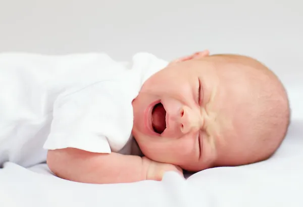 Newborn baby crying because of cramps — Stock Photo, Image