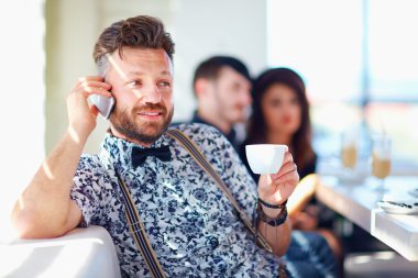 cep telefonu kafede konuşan adam