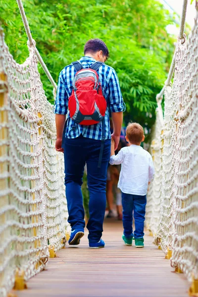 Padre e hijo viajando por puente colgante —  Fotos de Stock