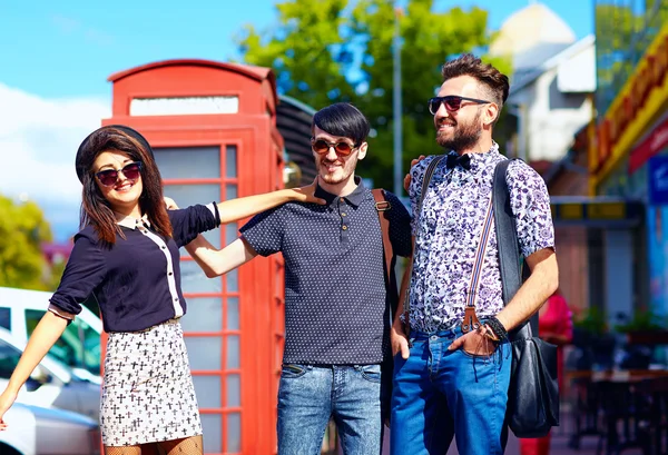 Jugendkultur, Freunde auf der Straße — Stockfoto