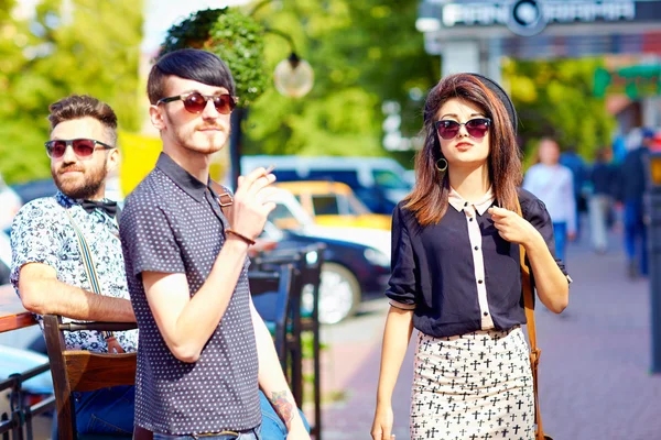 Friends talking on the city street, youth culture — Stock Photo, Image