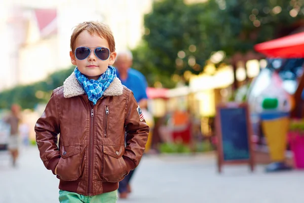 Elegante niño caminando calle de la ciudad, moda de otoño — Foto de Stock