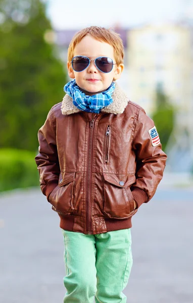 Cool joven caminando en la calle — Foto de Stock