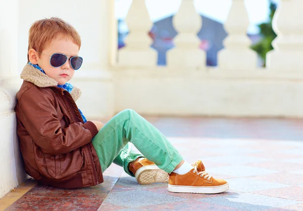 Niedlicher stylischer Junge in Lederjacke und Gummischuhen — Stockfoto