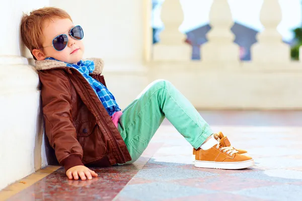 Menino bonito e elegante em jaqueta de couro e sapatos de goma — Fotografia de Stock