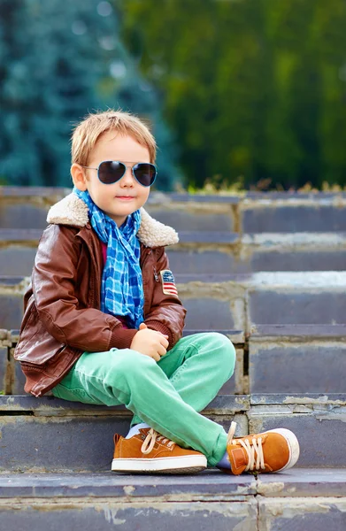 Χαριτωμένο αγόρι κομψό σε παπούτσια δερμάτινα μπουφάν και ούλων — Φωτογραφία Αρχείου