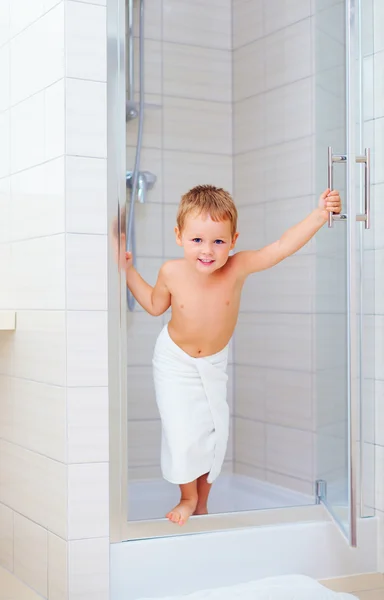 Cute kid ready to wash himself in shower — Stock Photo, Image