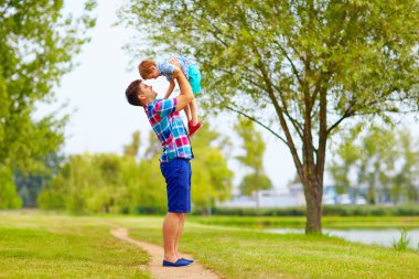 neşeli baba ve oğul Park'ta eğleniyor