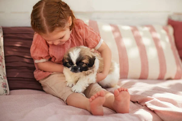 Bonito Bebê Menina Abraçando Com Cachorro Cachorro Pátio Verão Casa — Fotografia de Stock