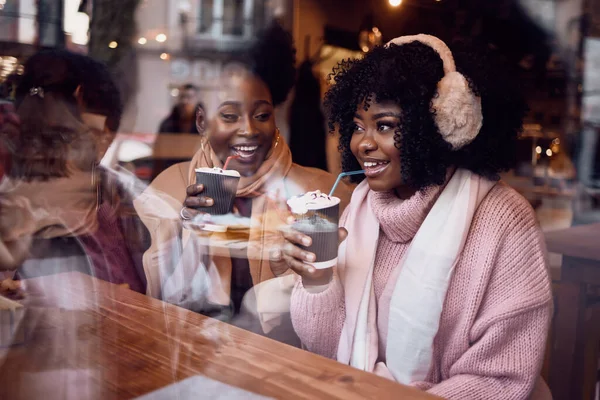 Amigos Felices Mujeres Jóvenes Sentadas Acogedor Café Las Vacaciones Invierno — Foto de Stock