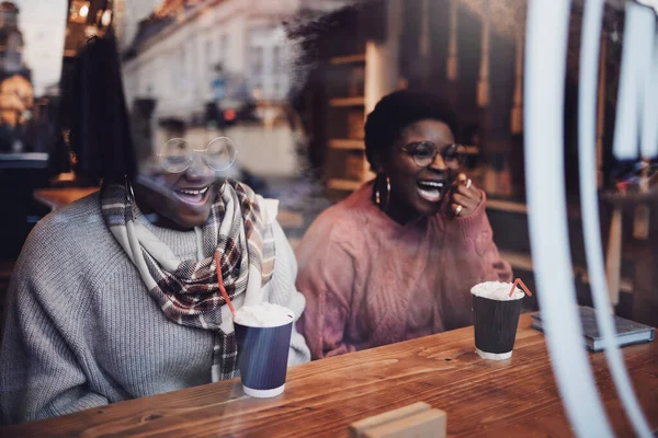 Felices Amigas Riéndose Las Mujeres Afroamericanas Sentadas Acogedor Café Las — Foto de Stock