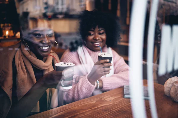 Felices Amigas Riéndose Las Mujeres Afroamericanas Sentadas Acogedor Café Las — Foto de Stock