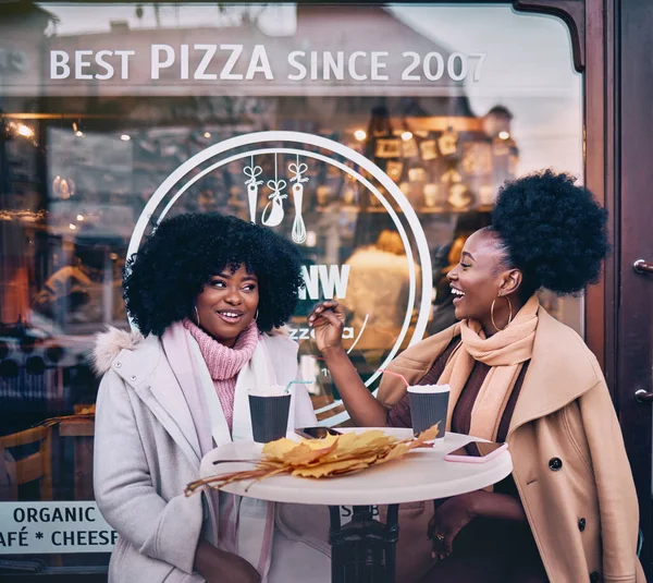 Felices Amigos Afroamericanos Sentados Street Café Las Vacaciones Invierno — Foto de Stock