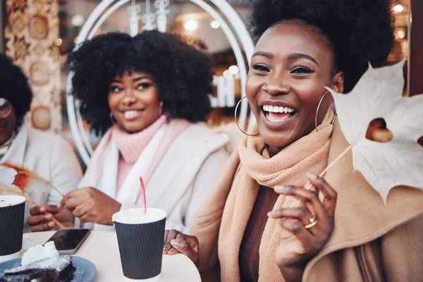 Felices Amigos Afroamericanos Sentados Café Aire Libre Vacaciones Navidad — Foto de Stock