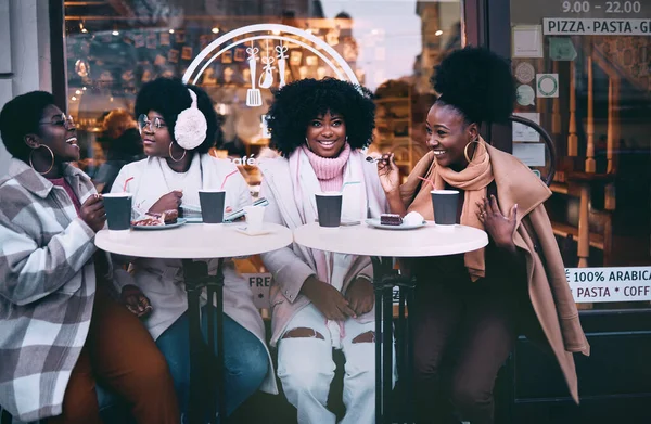 Felices Amigos Afroamericanos Sentados Street Café Las Vacaciones Invierno — Foto de Stock