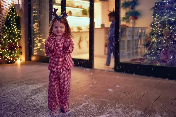 Glad Småbarn Flicka Fånga Snöflingor Uteplatsen Julafton Barn Som Har — Stockfoto