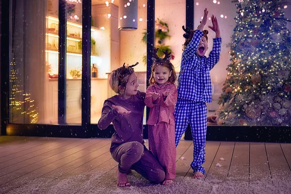 Glada Barn Som Har Roligt Fånga Snöflingor Uteplatsen Julhelgen — Stockfoto