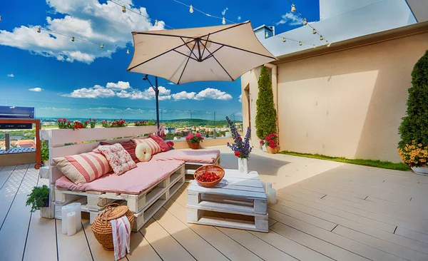 夏の屋上パティオでカラフルな枕を持つかわいい 居心地の良いパレット家具 ラウンジ屋外スペース — ストック写真