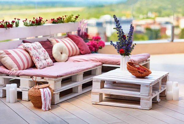 Cute Cozy Pallet Furniture Colorful Pillows Summer Patio Lounge Outdoor — Stock Photo, Image