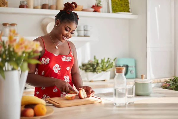 Glad Ung Kvinna Matlagning Köket Hemma Soligt Rum — Stockfoto