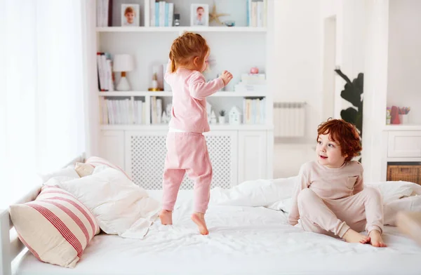 Süße Kinder Die Morgens Hause Auf Dem Bett Herumhüpfen — Stockfoto