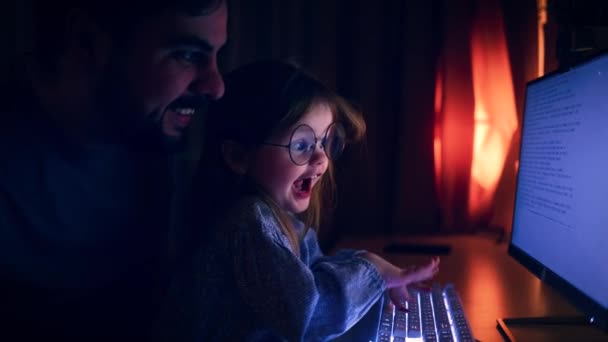 Ophidset Far Baby Datter Har Det Sjovt Ved Computeren Skrive – Stock-video