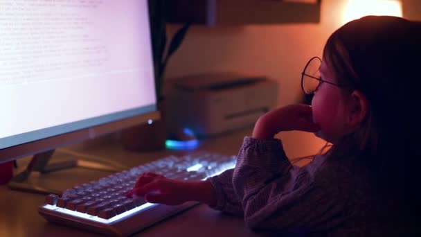 Schattig Baby Meisje Typen Computer Toetsenbord Thuis Nachts — Stockvideo