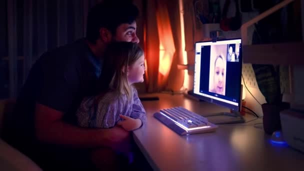Alegre Padre Hija Bebé Teniendo Videollamada Con Familia Través Computadora — Vídeos de Stock