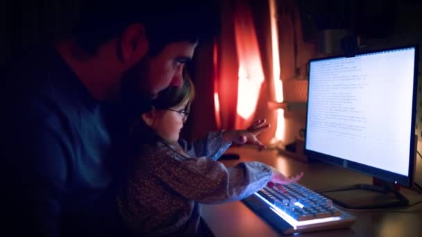 Wesoły Ojciec Córeczka Bawią Się Przy Komputerze Pisząc Klawiaturze Ciemnym — Wideo stockowe