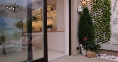 Sürgülü kapıları olan ve yaz akşamları açık uzay mutfağı olan teras bölgesi.