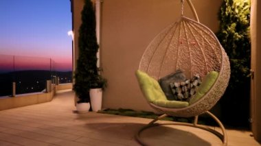 Yazın gece terasta asılı bir sandalye.
