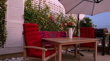 Konforlu çatı terası, yemek yeri ve vadide güzel bir manzara.