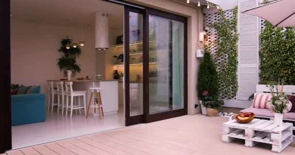 Dachterrassenbereich Mit Schiebetüren Und Offener Küche Sommerabend — Stockvideo