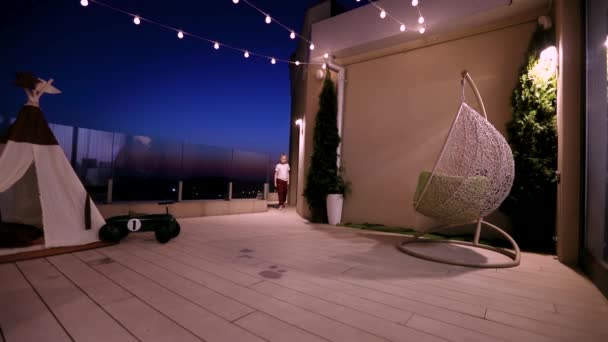 夏天温暖的夜晚 孩子们要在天井的吊椅上荡秋千 — 图库视频影像