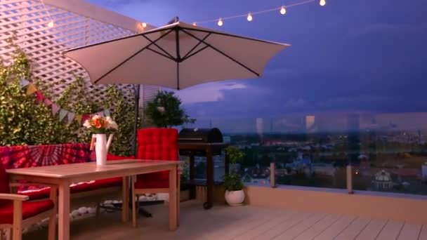 Hangulatos Tetőterasz Étkezővel Gyönyörű Kilátás Nyílik Városra Egy Völgyben — Stock videók