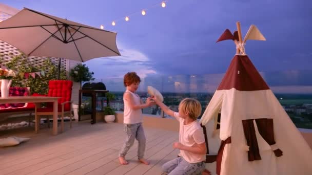 Kinder Haben Spaß Hause Spielen Sommerabend Auf Der Dachterrasse — Stockvideo