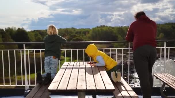 Lycklig Familj Turister Som Seglar Kryssningsfärja Genom Östersjön Och Passerar — Stockvideo