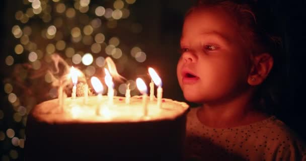 Niedliches Kleines Mädchen Bläst Die Kerzen Auf Geburtstagstorte — Stockvideo