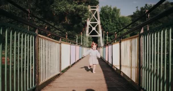 在温暖的夏日 快乐蹒跚学步的小女孩在铁链桥上奔跑 童年记忆 — 图库视频影像