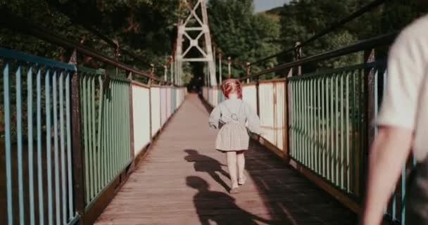 Achteraanzicht Van Gelukkige Kinderen Die Kettingbrug Lopen Warme Zomerdag Jeugdherinneringen — Stockvideo