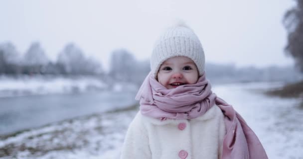 Glücklich Kleinkind Baby Mädchen Fuß Winterpark Flussufer — Stockvideo