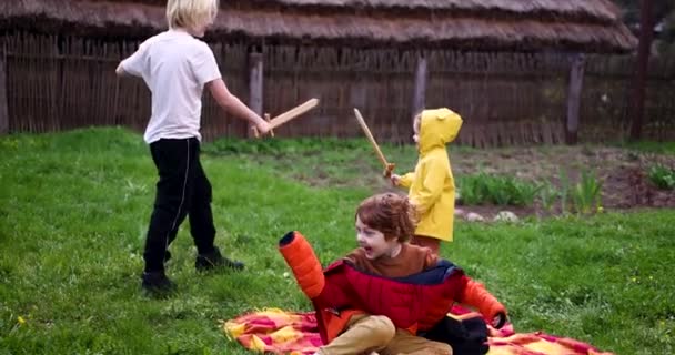 Bambini Giocherelloni Fratelli Che Divertono All Aperto Nel Villaggio Rurale — Video Stock