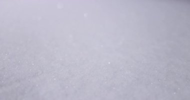 Taze kar, kar taneleriyle parıldıyor ve parlıyor.