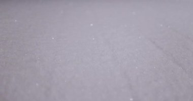 Taze kar, kar taneleriyle parıldıyor ve parlıyor.