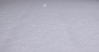 Taze kar, kar taneleriyle parıldıyor ve parlıyor.