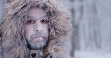 Şiddetli hava koşullarında dondurulmuş adamın yüzünü son derece düşük sıcaklıklarda kapatın.