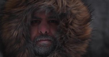 Şiddetli hava koşullarında, çok düşük sıcaklıklarda yetişkin bir adamın yüzünün portresi.