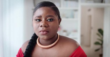 Evde gülümseyen genç bir kadının portresi.